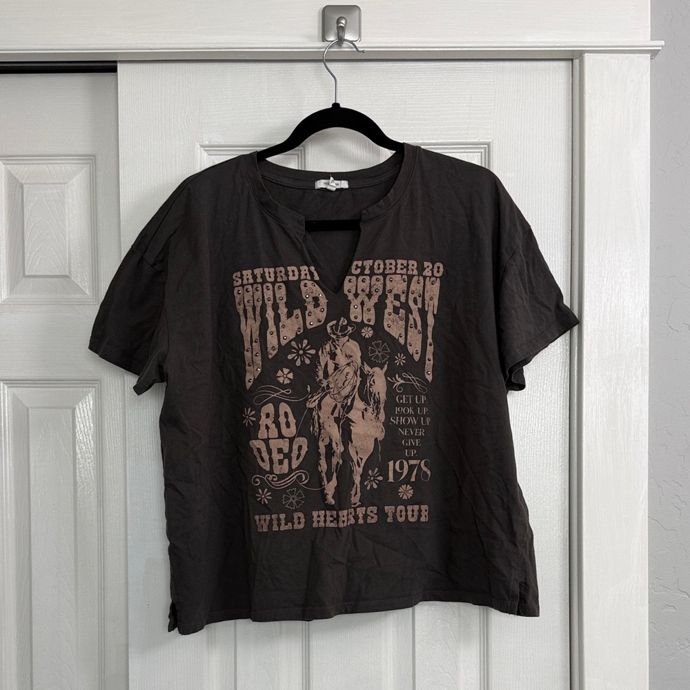 🌵 3 for $20 Maurice’s modest crop T shirt